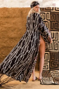 Vêtement de plage noir, kimono ceinturé femme