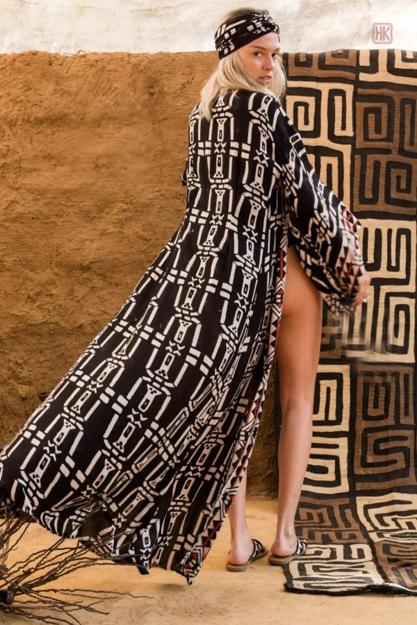Vêtement de plage noir, kimono ceinturé femme