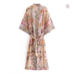 Kimono léger rose avec motifs floraux