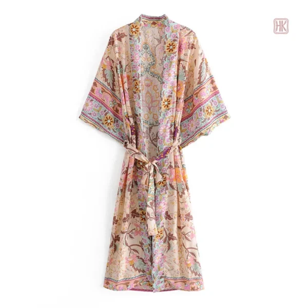 Kimono léger rose avec motifs floraux