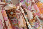 Kimono rose à motifs pour une journée ensoleillée