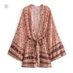 Kimono floral parfait pour les journées ensoleillées