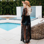 Long kimono en dentelle noir élégant