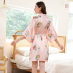 Peignoir kimono en satin doux pour moments de détente