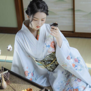 Kimono traditionnel d'été aux motifs japonais