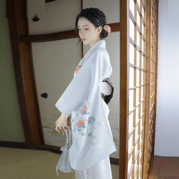 Robe kimono aux couleurs vives pour l'été