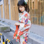 Kimono d'été élégant avec fleurs blanches
