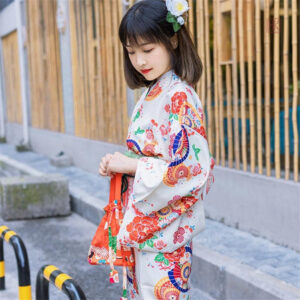 Kimono d'été élégant avec fleurs blanches