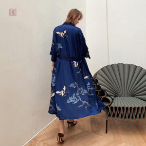 Peignoir léger en satin bleu nuit pour un confort optimal