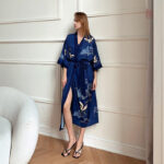 Kimono bleu nuit, idéal pour se détendre à la maison