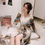 Kimono femme japonais avec fleurs de cerisier