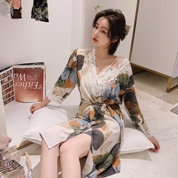 Kimono femme japonais avec fleurs de cerisier