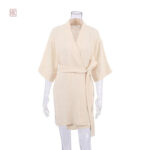 Vêtement de nuit femme, kimono en blanc léger et stylé