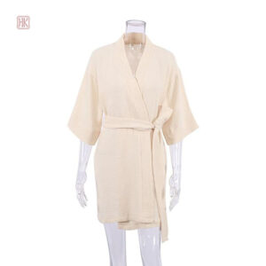 Vêtement de nuit femme, kimono en blanc léger et stylé