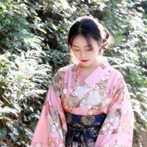 Kimono Japonais Femme avec motifs traditionnels