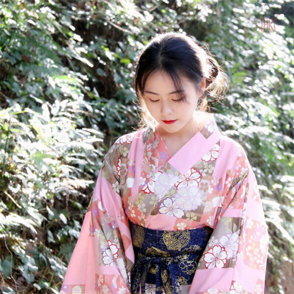 Kimono Japonais Femme avec motifs traditionnels