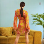 Kimono fleuri court, idéal pour une tenue estivale