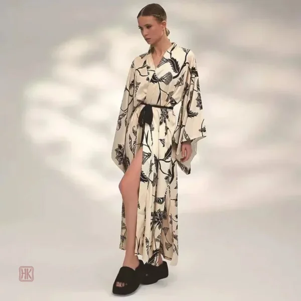 Robe kimono élégante avec motifs floraux