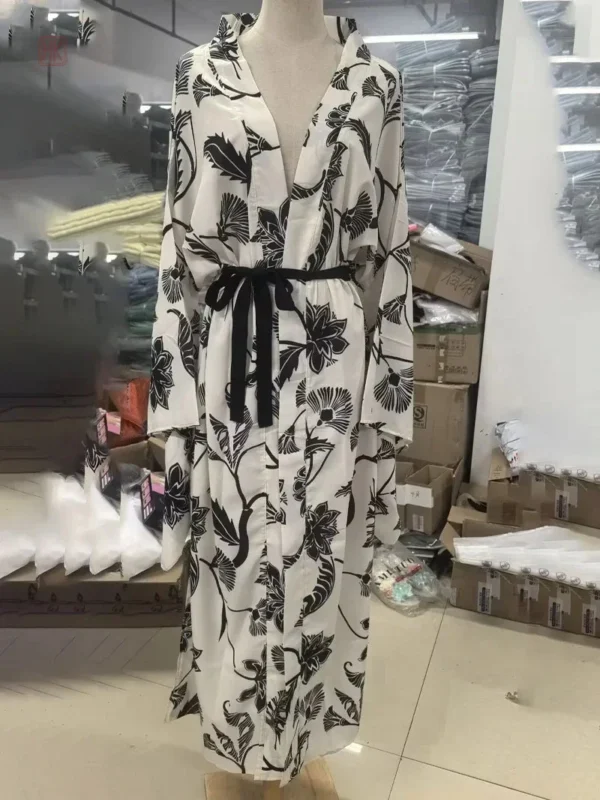 Kimono noir et blanc pour une touche sophistiquée