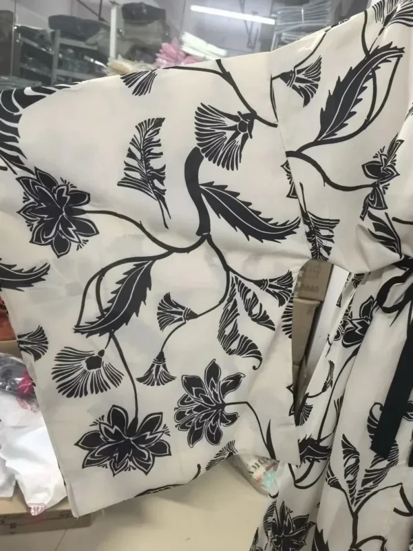 Kimono long avec design floral contemporain