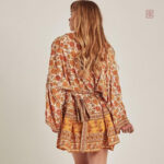 Vêtement kimono féminin à fleurs vibrantes