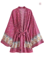 Vêtement bohème avec motifs floraux en nuances de rose