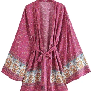 Vêtement bohème avec motifs floraux en nuances de rose