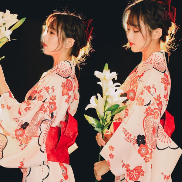 kimono-fleuri-motifs-japonais-1 Kimono fleuri avec motifs japonais élégants