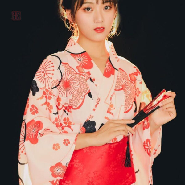 Vêtement kimono fleuri pour un look chic
