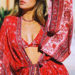 Kimono rouge à fleurs pour un style élégant