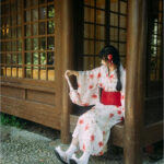 Robe kimono longue à motifs floraux rouges