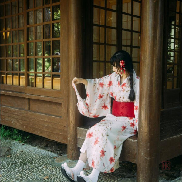 Robe kimono longue à motifs floraux rouges