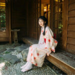 Kimono élégant avec motifs floraux en rouge