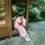 Vêtement traditionnel japonais fleuri en rouge