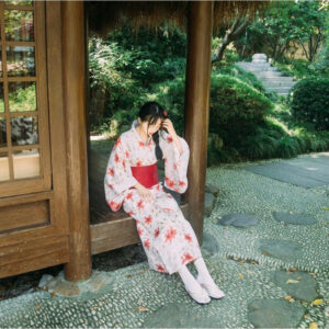 Vêtement traditionnel japonais fleuri en rouge