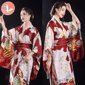Kimono élégant avec motifs traditionnels et tissu soyeux