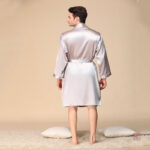 Vêtement d'intérieur homme style kimono blanc