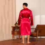Vêtement d'intérieur élégant pour homme en rouge