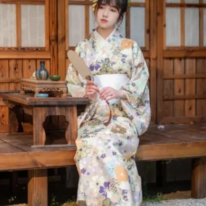 Kimono floral élégant en tissu léger