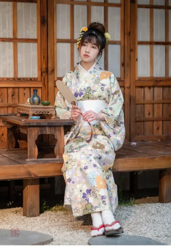 kimono-japonais-a-imprime-floral-elegant-1 Kimono floral élégant en tissu léger