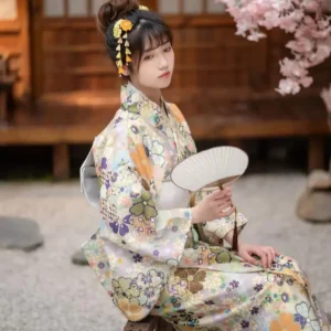 Robe kimono à motifs floraux raffinés