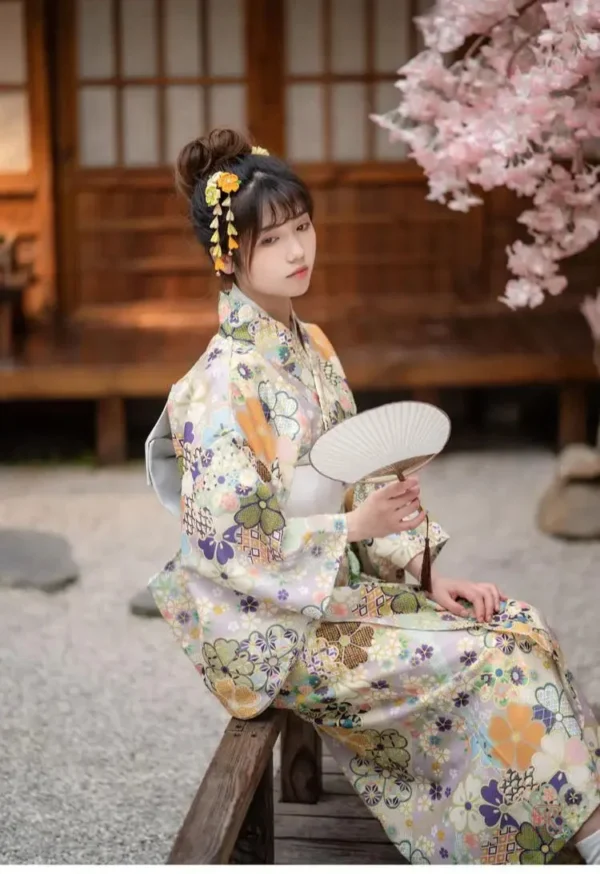 Robe kimono à motifs floraux raffinés