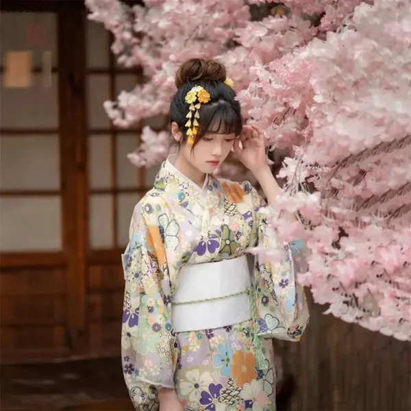 Vêtement japonais à imprimé floral chic
