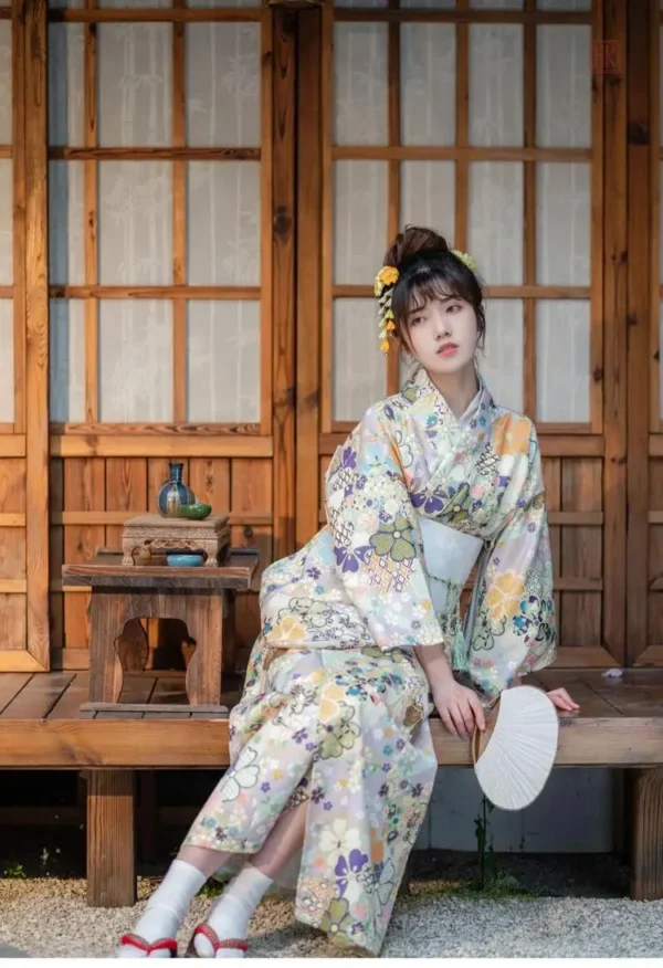 Robe kimono au style floral sophistiqué