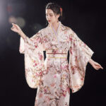 Élégant kimono blanc en tissu léger
