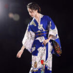 Kimono traditionnel bleu avec motifs raffinés