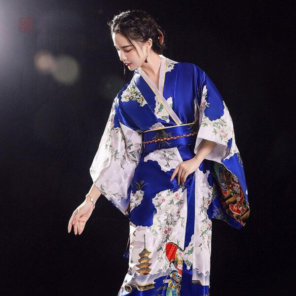 Kimono traditionnel bleu avec motifs raffinés