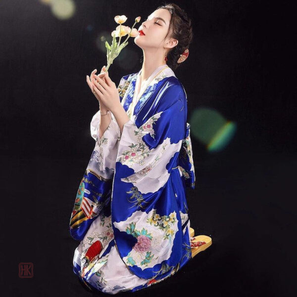 Kimono élégant en teintes de bleu pour occasions spéciales