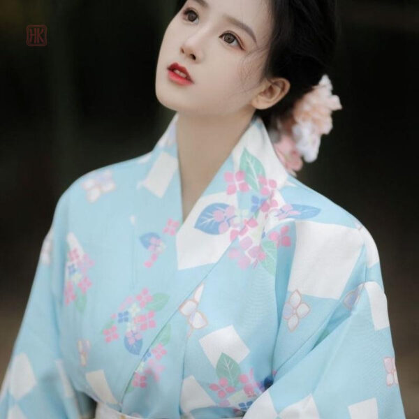 Vêtement japonais en tissu fluide bleu