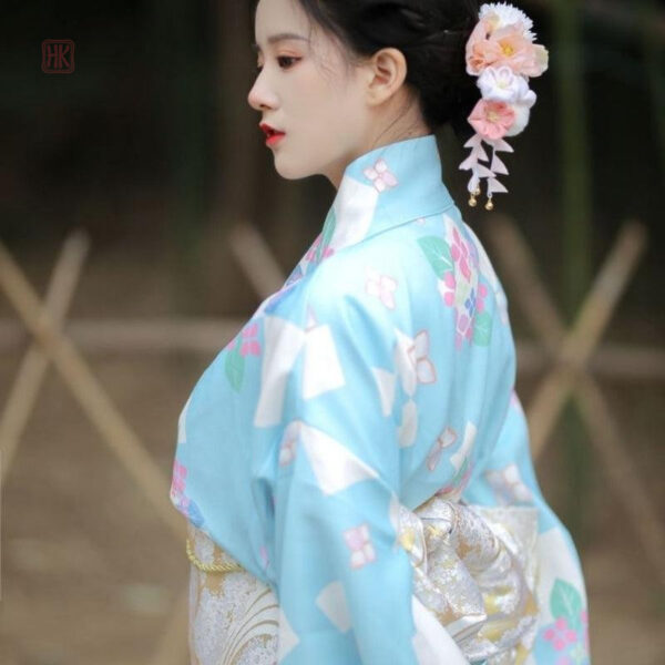 Style japonais avec un kimono bleu ciel
